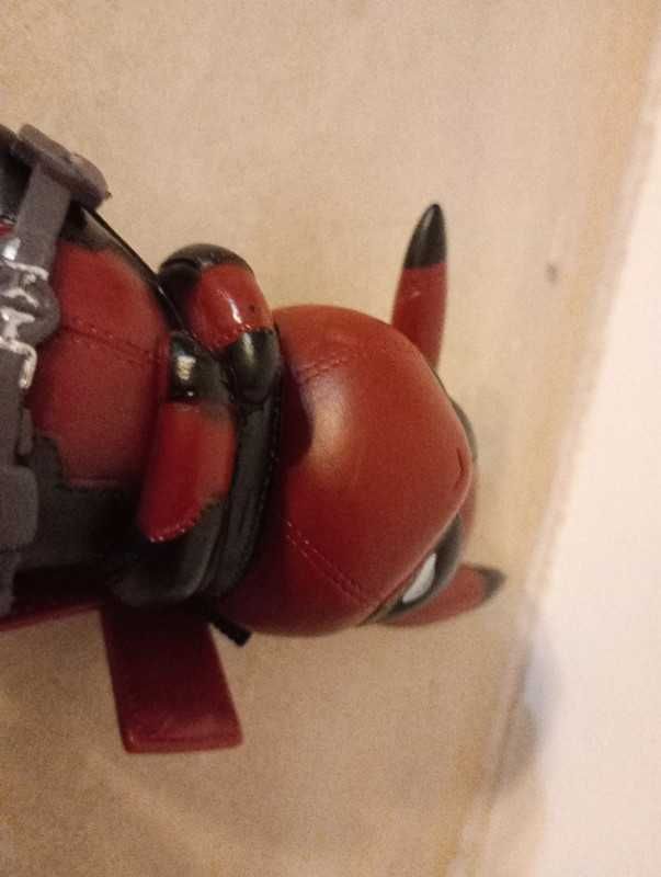 Pikachu vestido de deadpool