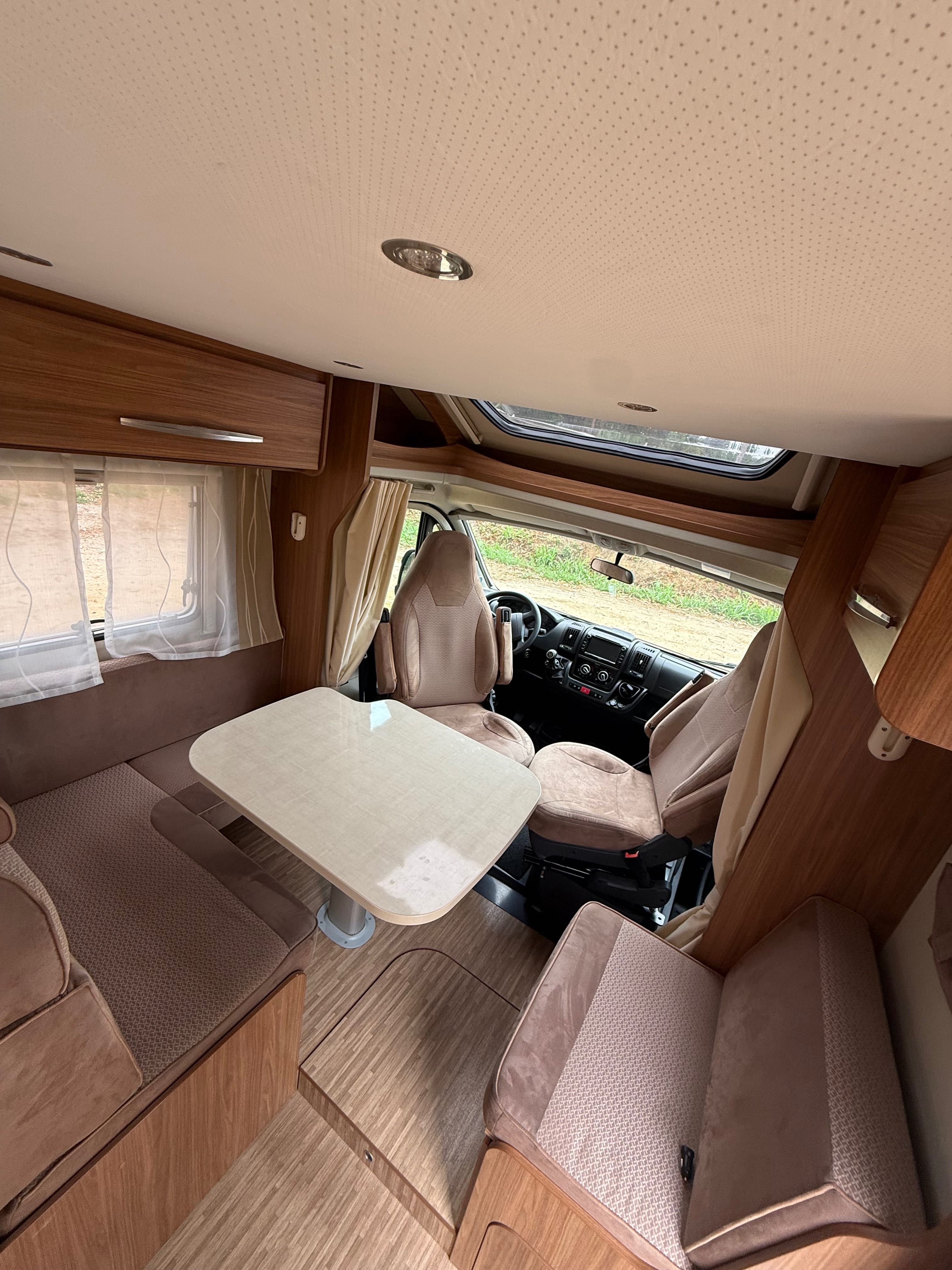 Autocaravana perfilada cama central e basculante