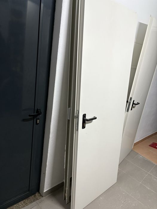 Porta de serviço com aro