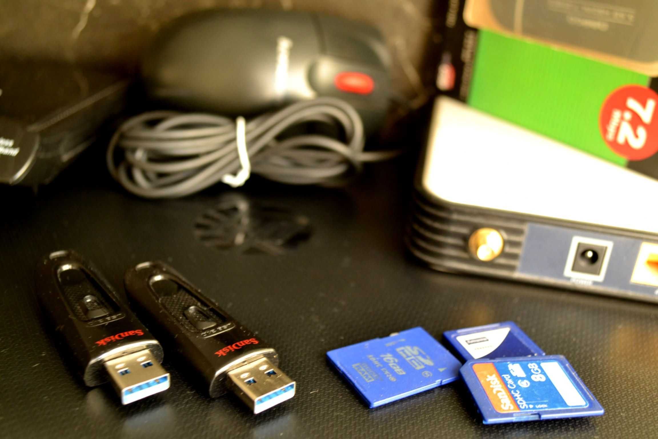 zestaw starej elektroniki 2x router 2x pendrive USB karty pamięci mysz