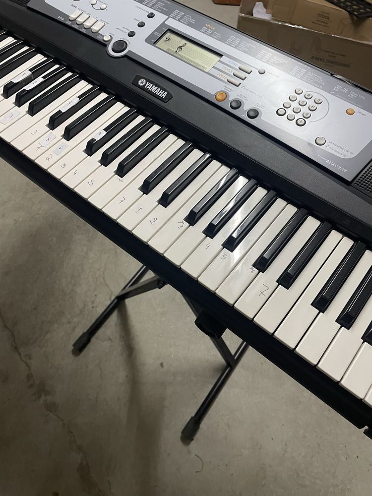 Piano portátil Yamaha E213