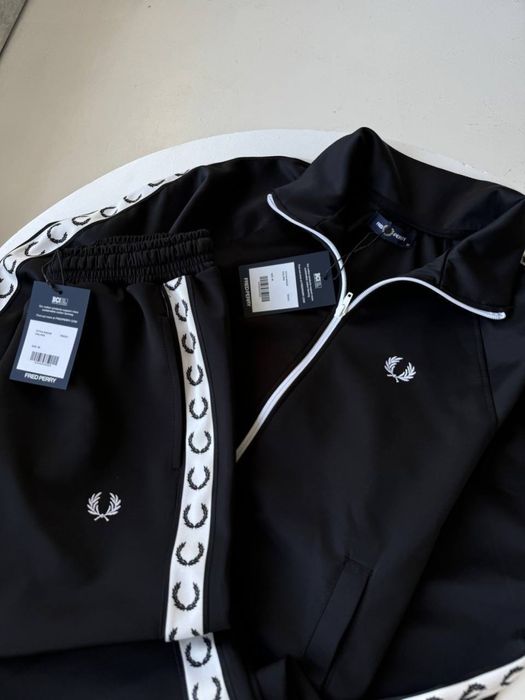 Костюм Fred Perry на лампасах