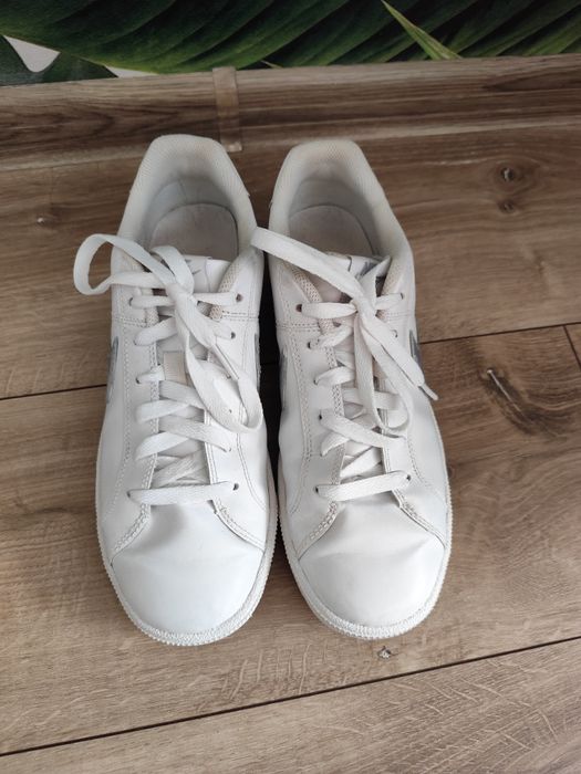 Білі кеди фірми Nike, шкірзамінник якісний