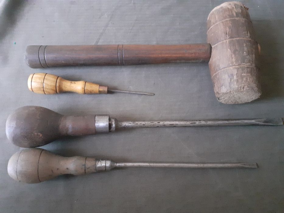 - Conjunto de 10 peças de madeira de castanho antigo.