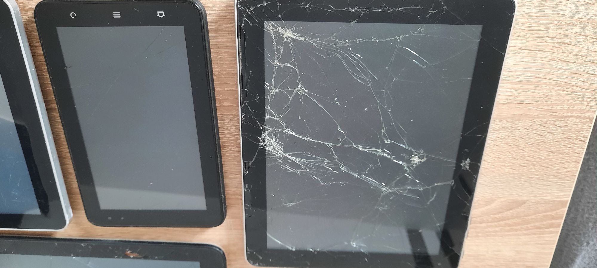 Tablety różnych firm .uszkodzone