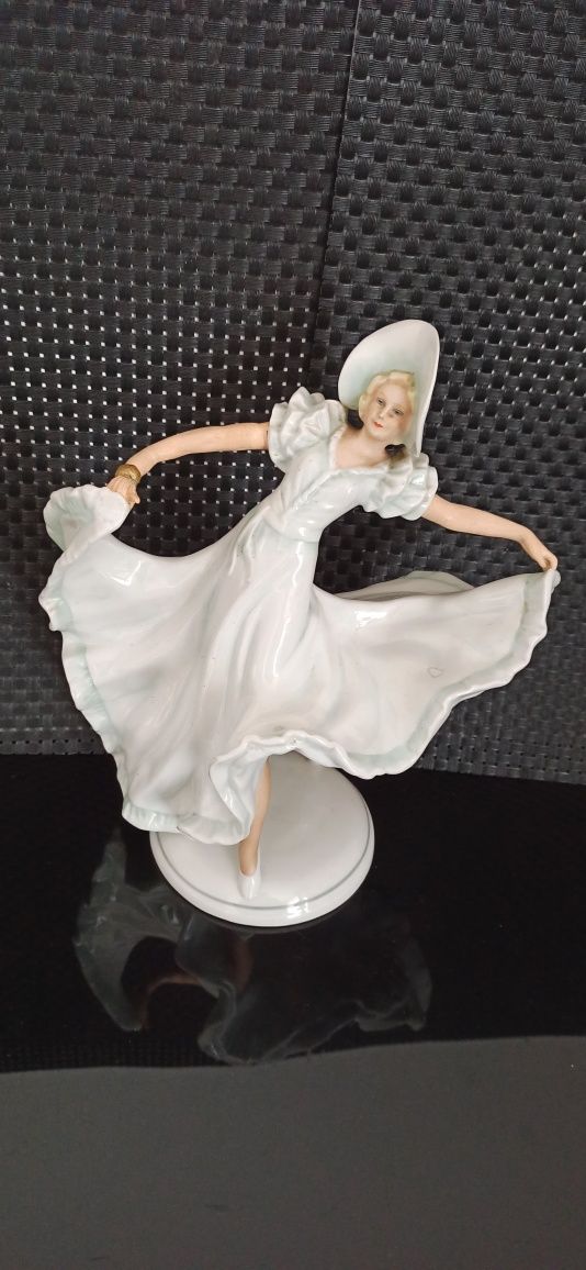 Wielka Figurka tańczącej Kobiety w Kapeluszu h 27 cm