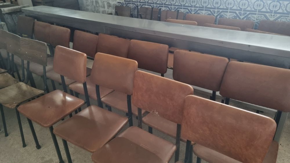 [Vendo] Cadeiras almofadadas e mesas quadradas