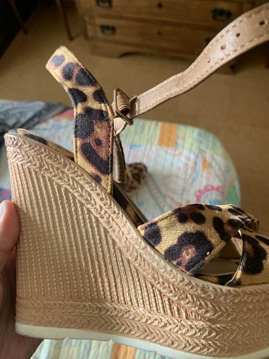 Sandálias padrão tigresa 37 “Saltar” salto de cunha e fivela