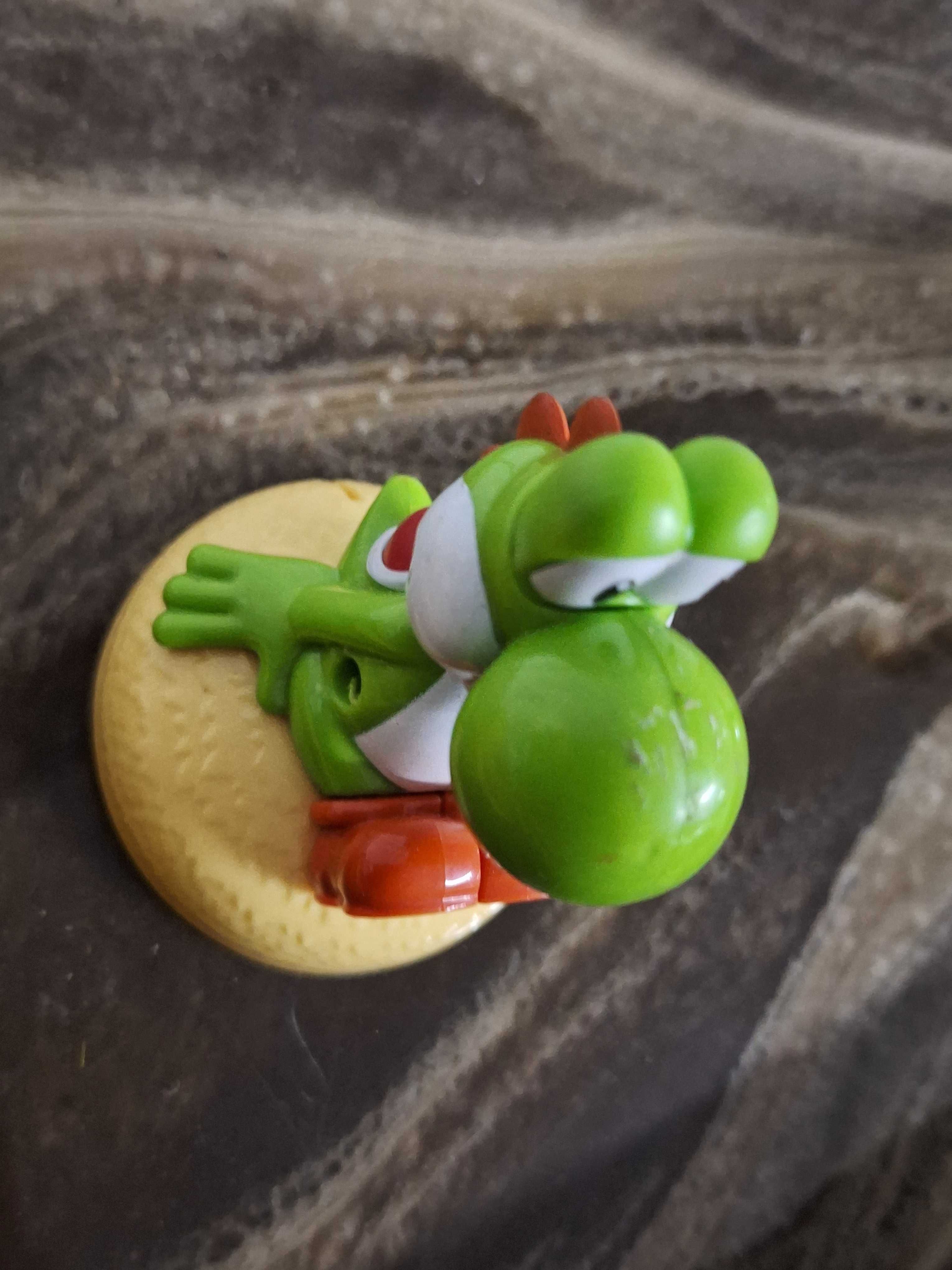 Brinquedo yoshi sentado