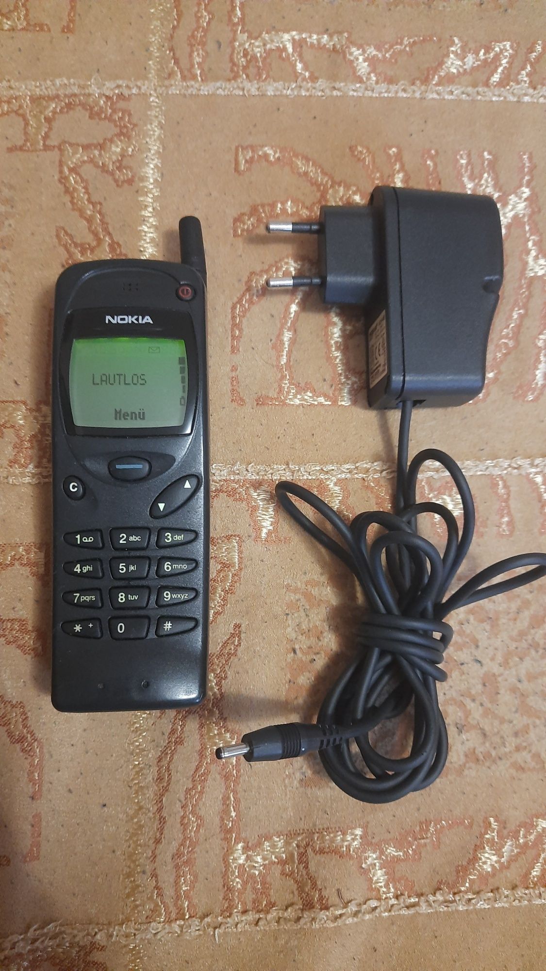 Вінтажний мобільний телефон Nokia 3110