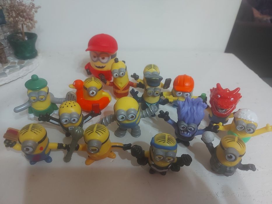 Conjunto de 16 bonecos MINIONS SÓ 10 Euros