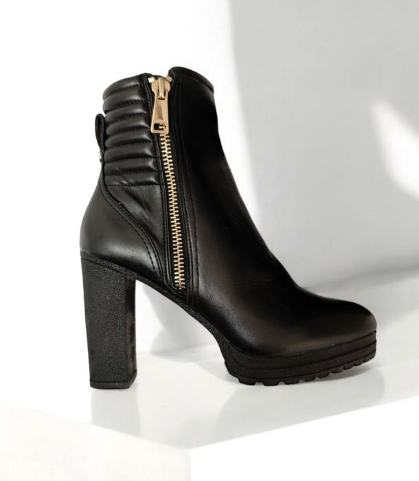 DKNY. Czarne botki na wysokim słupku, złote elementy, ekoskóra, r. 41