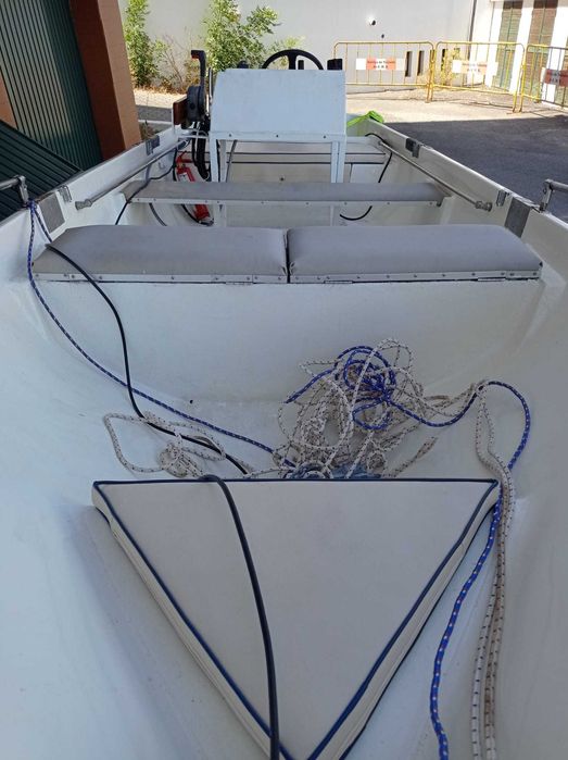 Embarcação de recreio 4,70m 25 HP e respectivo atrelado