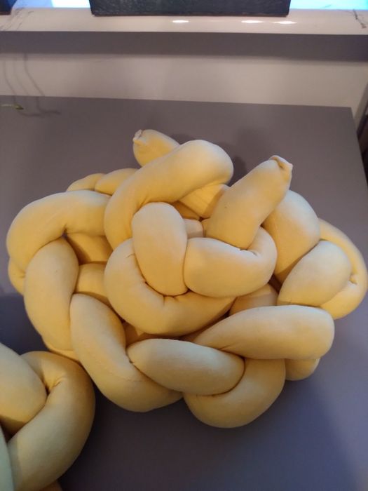 Poduszki precel, knot dekoracja