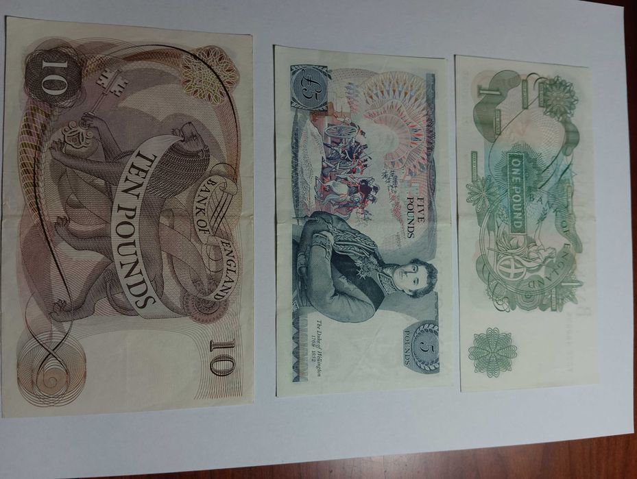 Notas inglesas antigas com séries raras