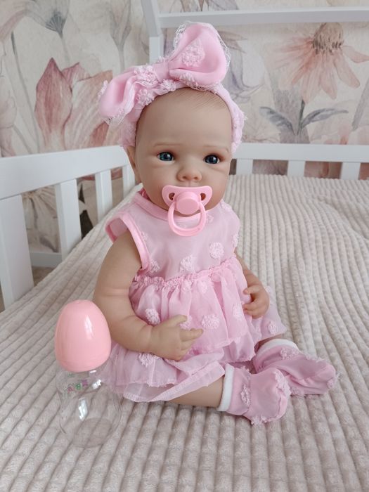 Lalka typy reborn w różowej sukience