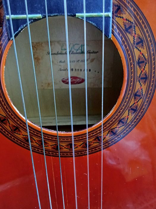 Violão com suporte e capa protetora