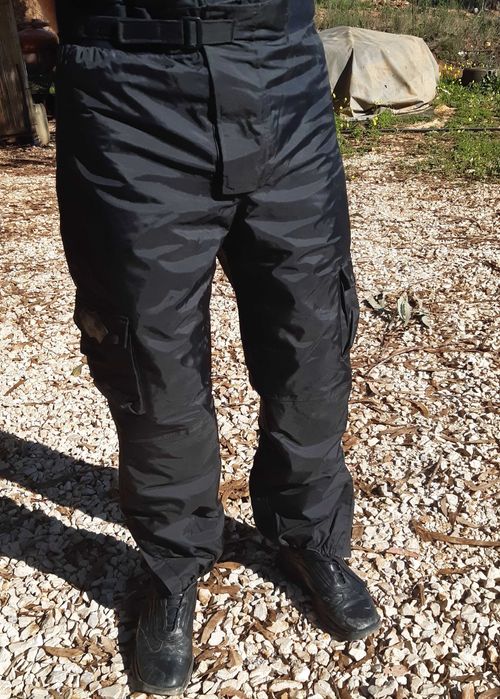 Calças e jaquetas p/motociclistas... Pants and jackets for motorbikes
