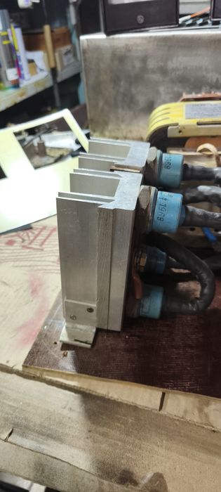 Пускозарядний пристрій.