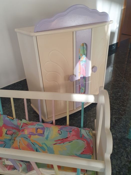 Roupeiro e caminha de madeira