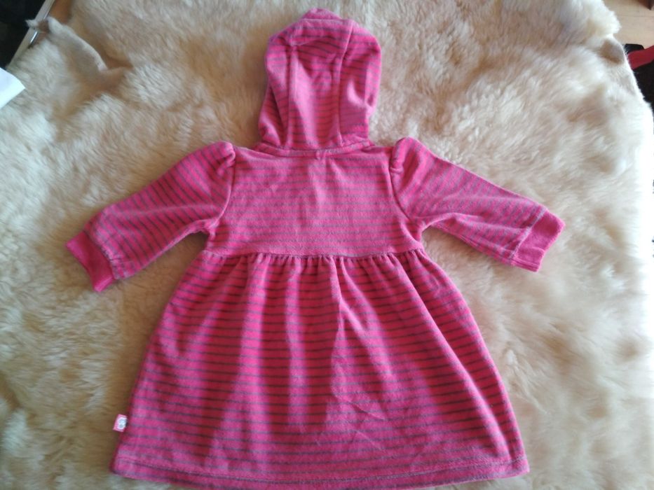 Sukienka z kapturem r. 62