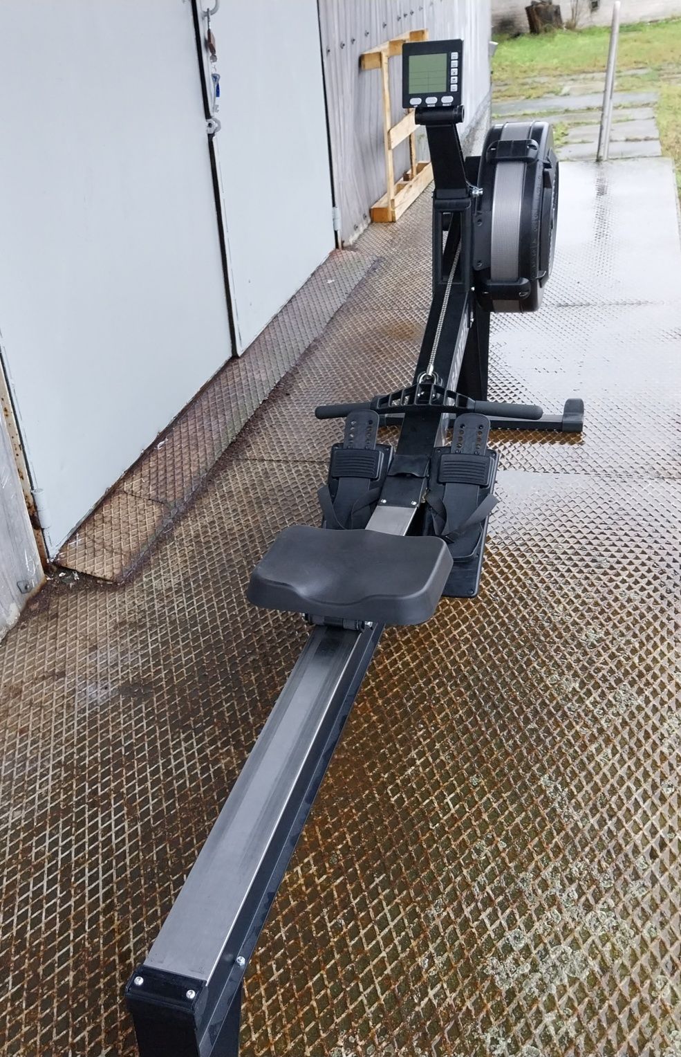 Powystawowy wioślarz powietrzny/ergonometer.  Jak Concept2