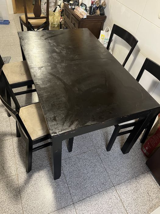 Mesa de cozinha em madeira.