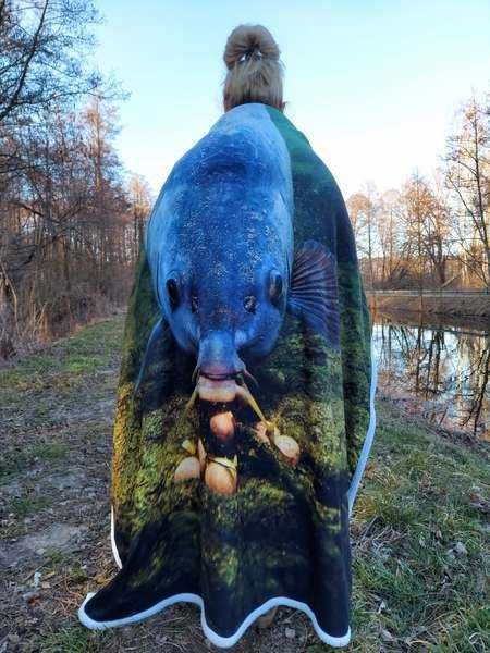 Koc polarowy z grafiką karpia .