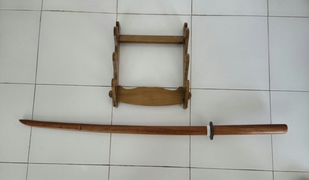 Katana de treino em madeira com suporte de parede