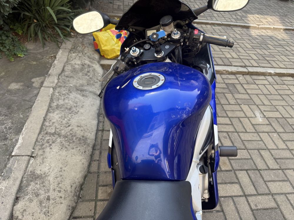 Yamaha R6 niebieska