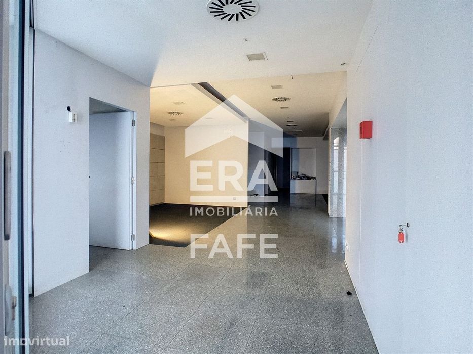 Edifício com 4 pisos no centro de Fafe