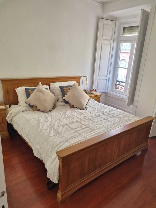 Cama Super King Size e duas mesas de cabeceira