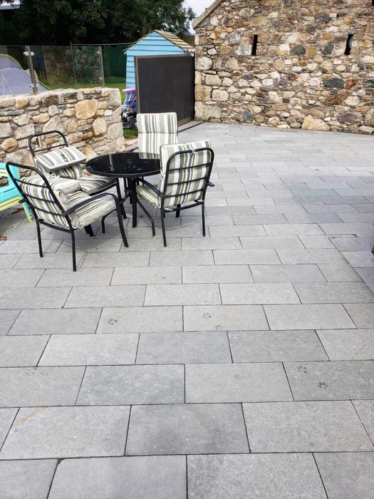 Szare antyczne i walcowane kamienie naturalne dostępne