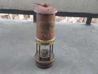 Stara angielska górnicza lampa naftowa