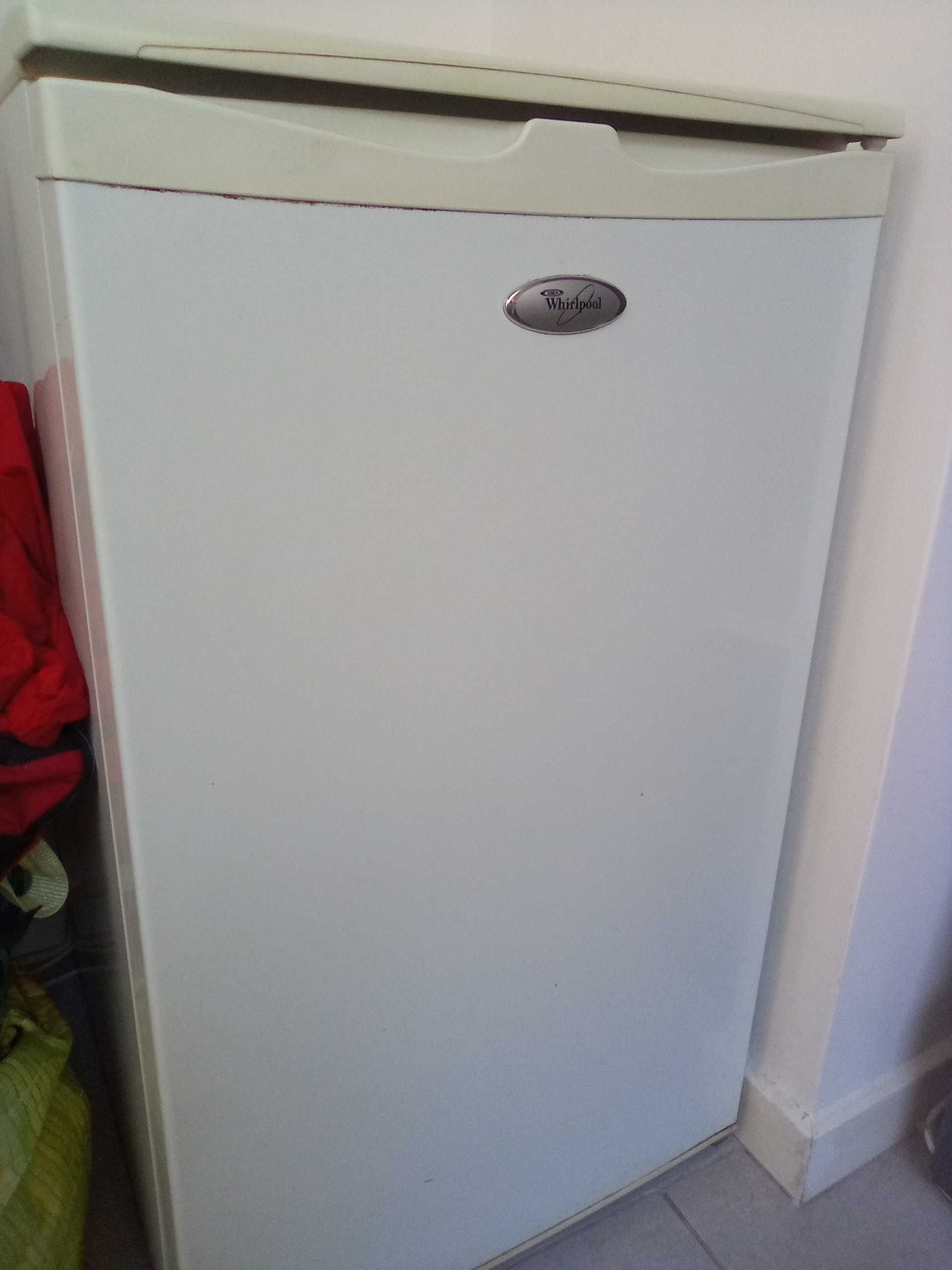 Frigorífico Whirlpool pequeno com congelador