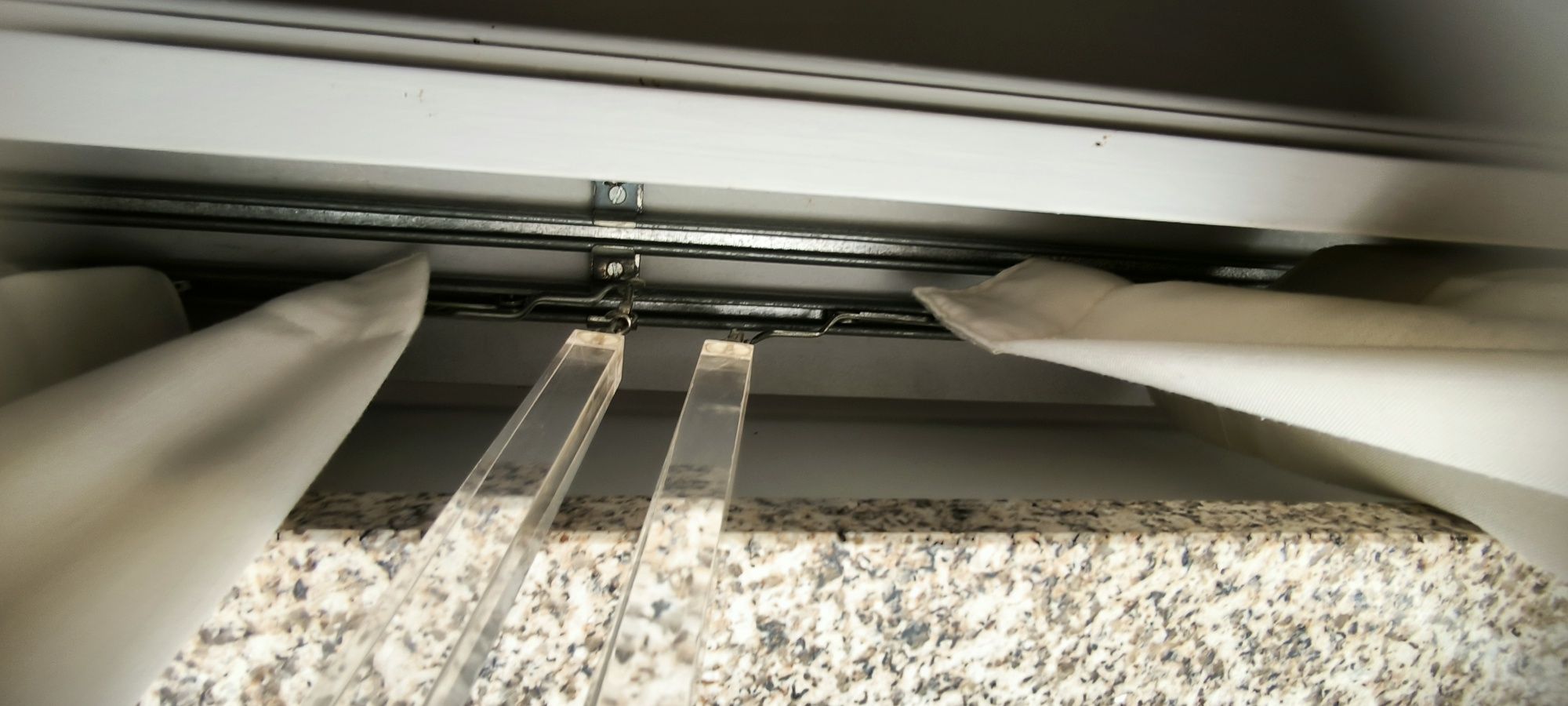 Sanefas branco acizentado e Cortinas bege