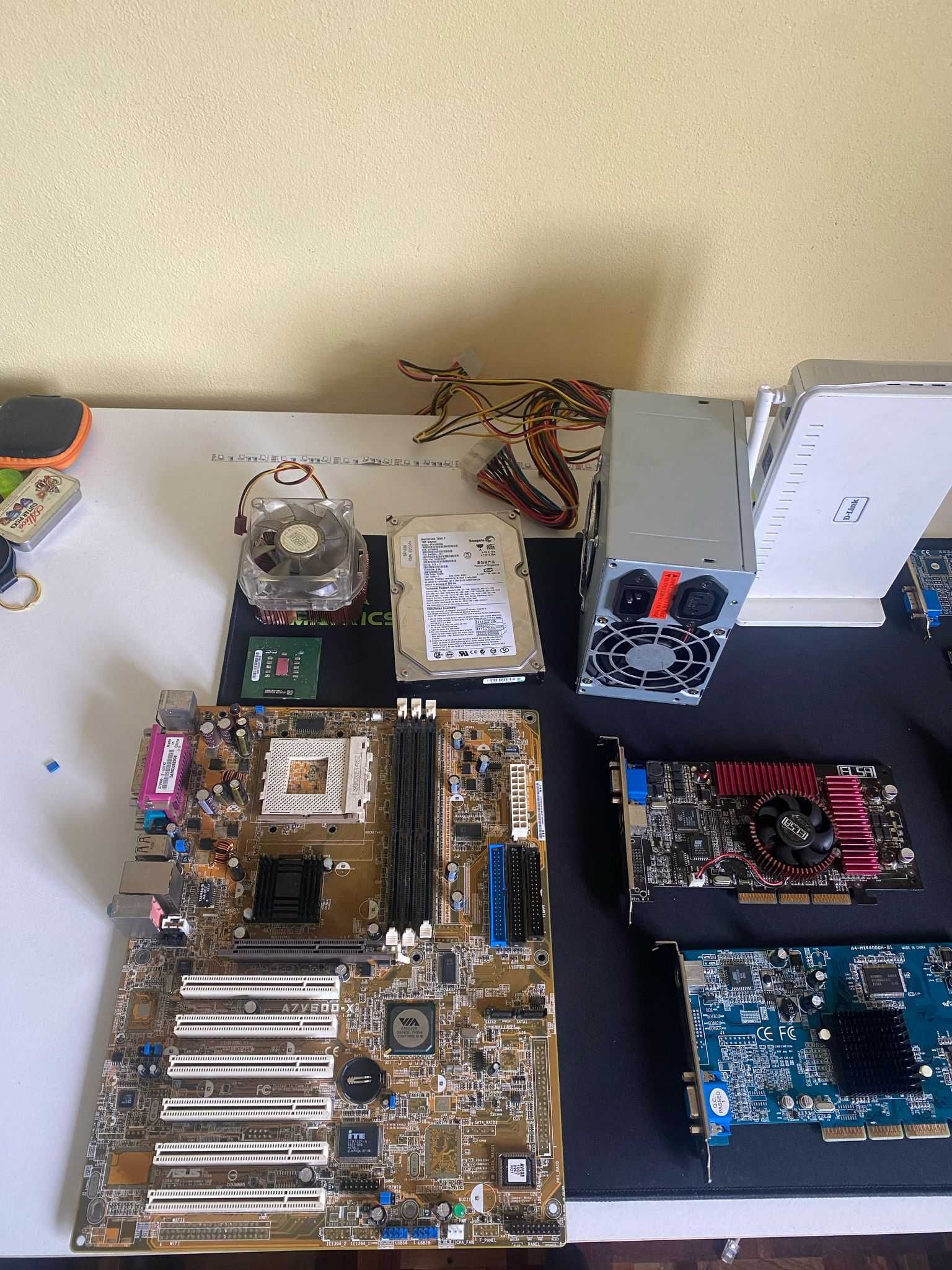 Material informático vintage (GPU, RAM, HDD, CPU, etc.)