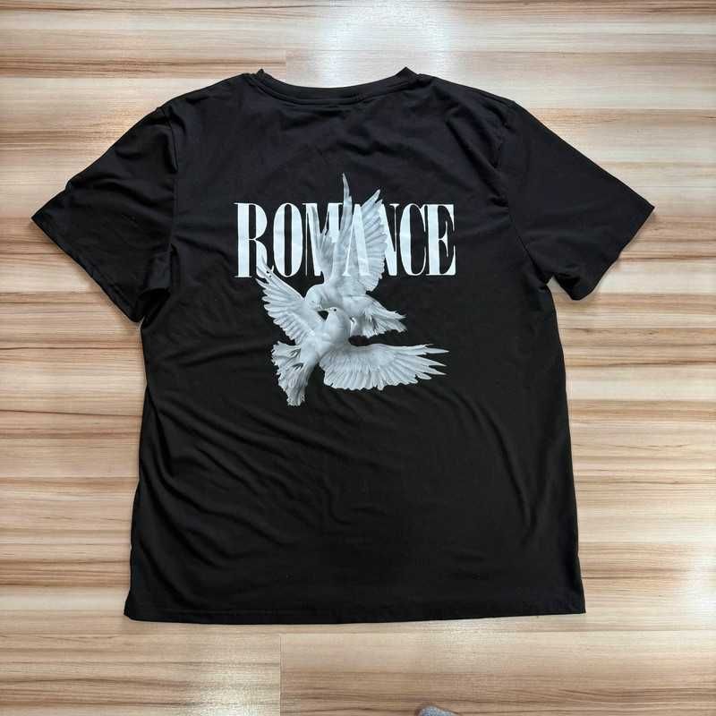 Czarna koszulka z nadrukiem "Romance"