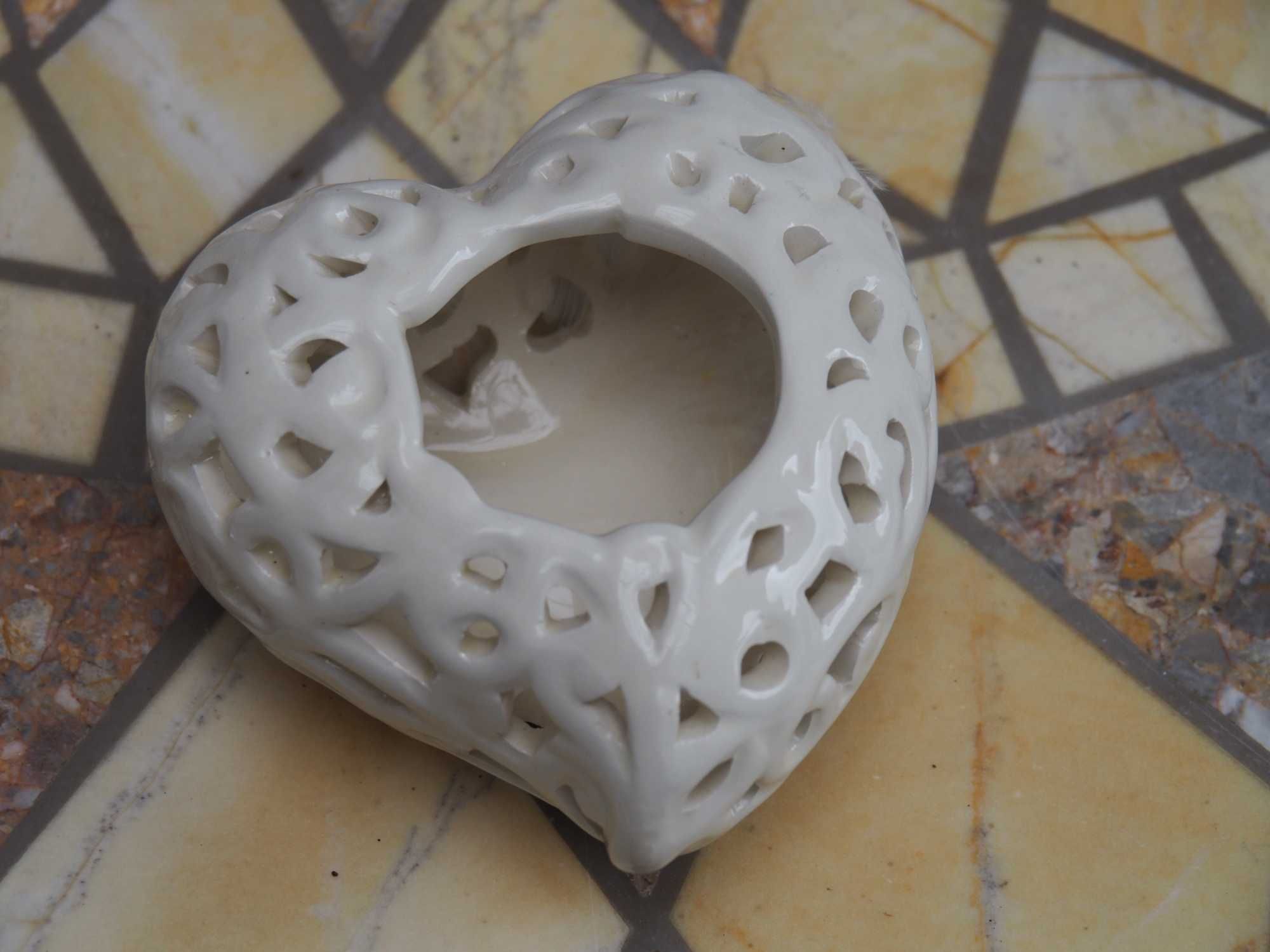 Ażurowy świecznik ceramiczny w kształcie serca