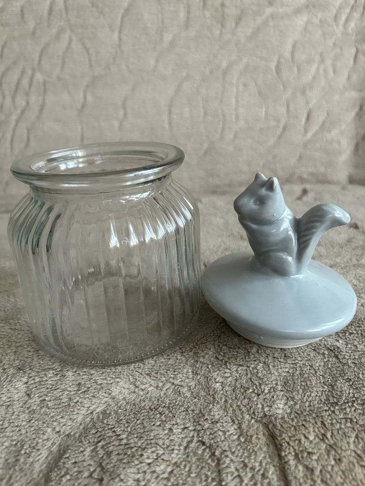 Pojemnik na materiały sypkie o pojemności ok 600 ml