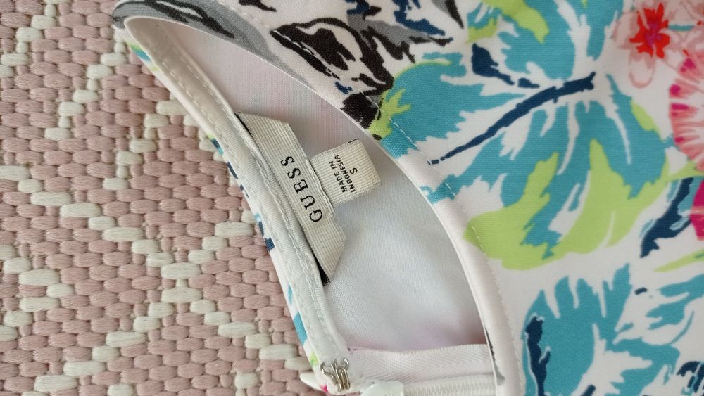 Piękna kwiatowa sukienka Guess 36