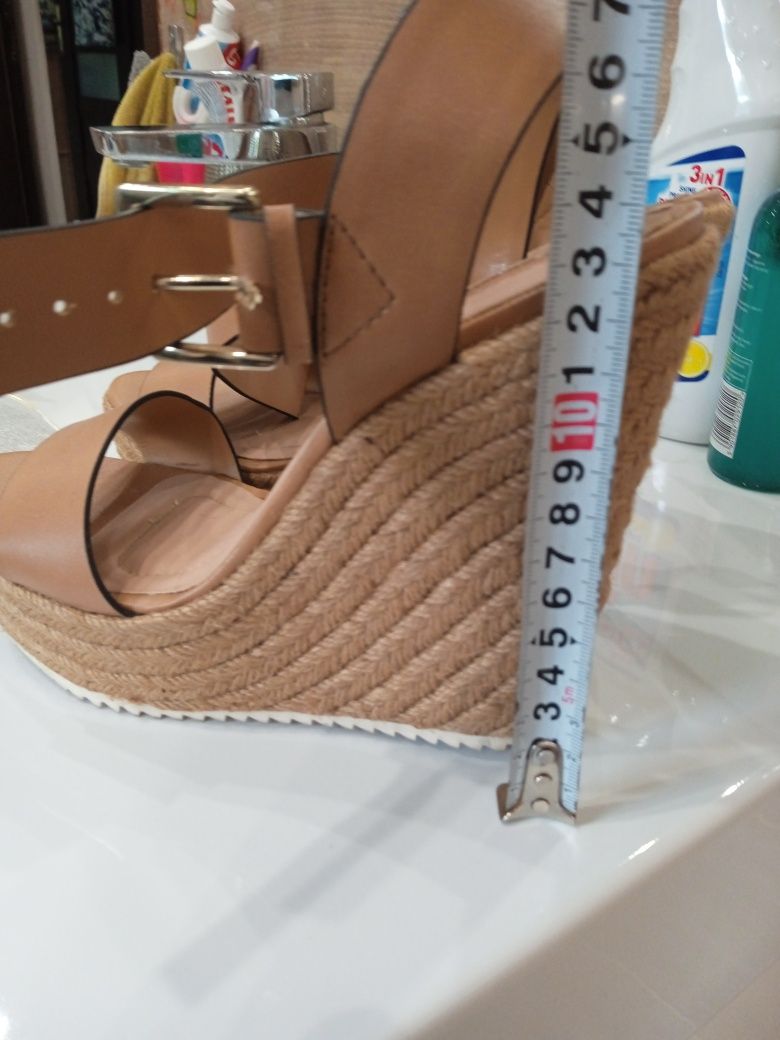 Buty na koturnie rozmiar 38 Stradivarius