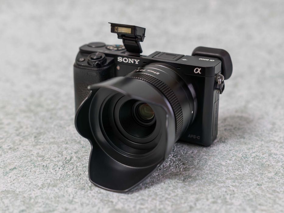 Sony a6000 + объектив AF f/2.8 27mm • APS-C 24,3 Мп • Wi-Fi • NFC