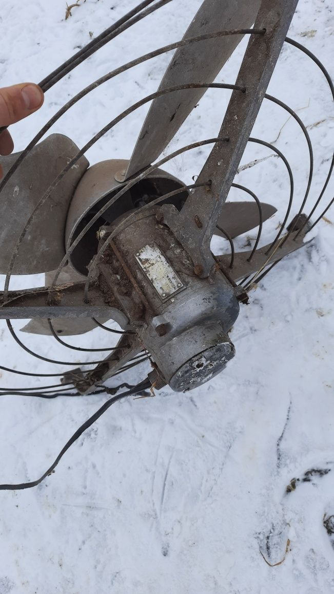Електродвигатель з крильчаткою і защитою для обдува