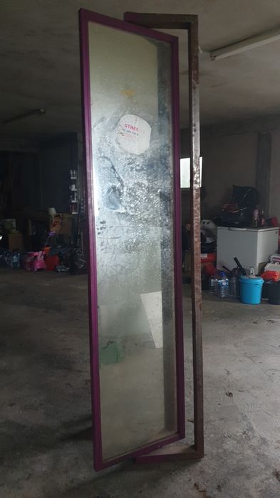 Espelho com estrutura metálica