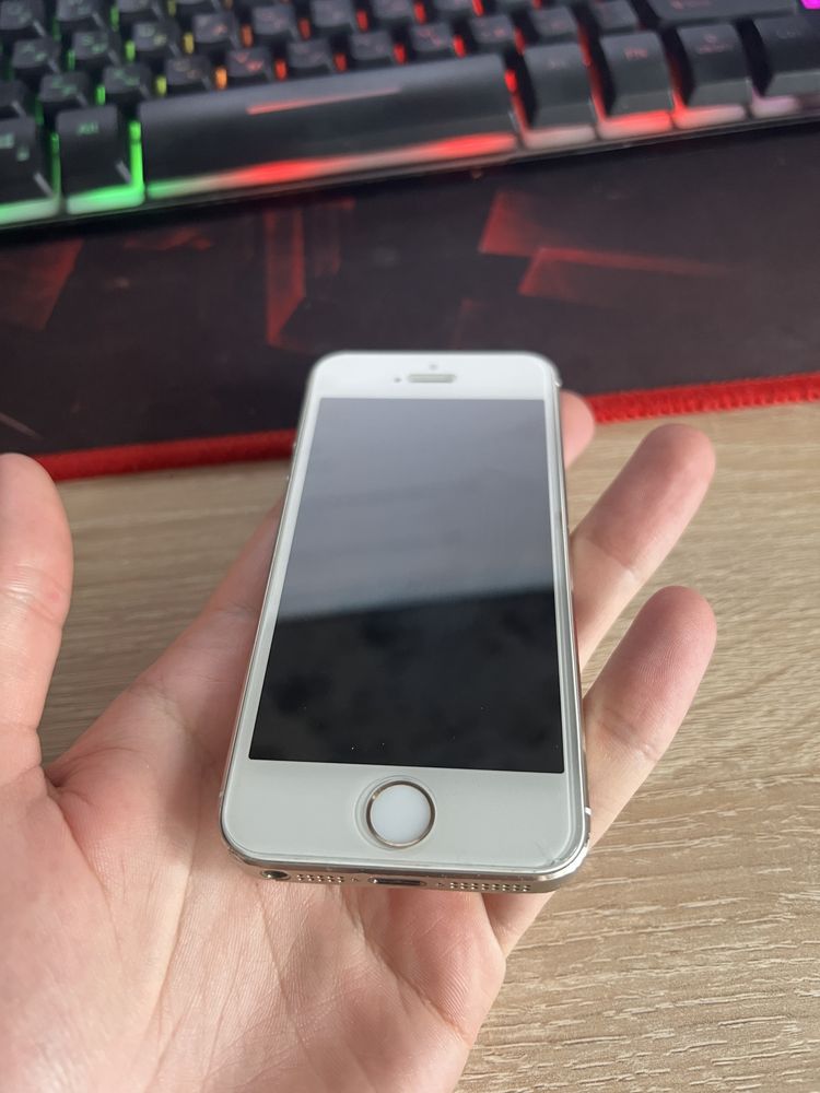 Продам Iphone 5c  8gb