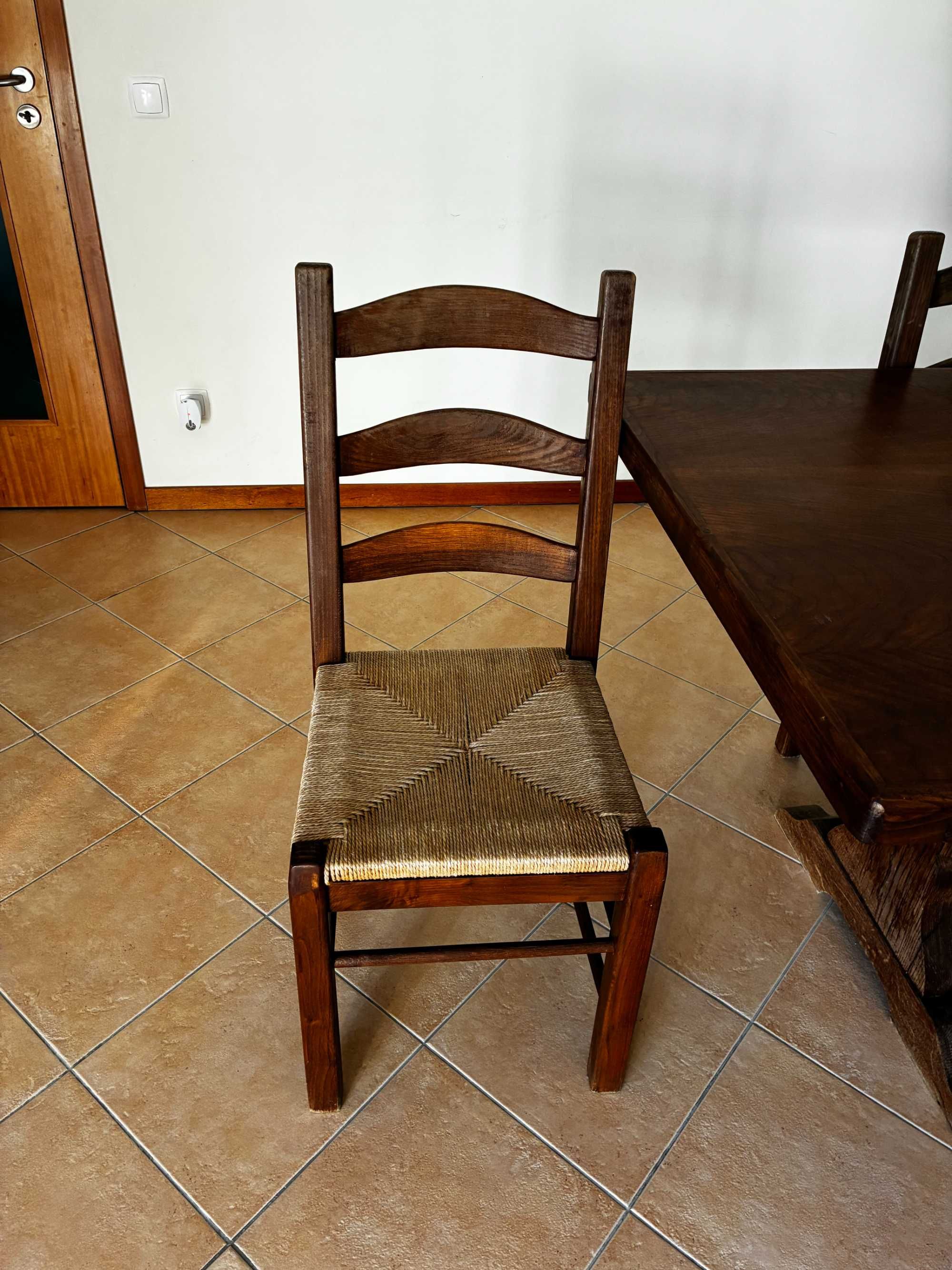 Mesa em castanho com 6 cadeiras