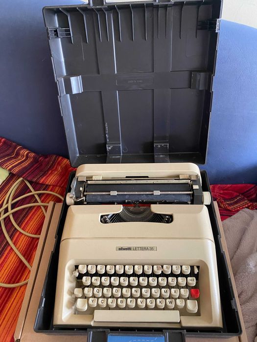 Máquina de Escrever Olivetti Lettera 35 - Anos 70