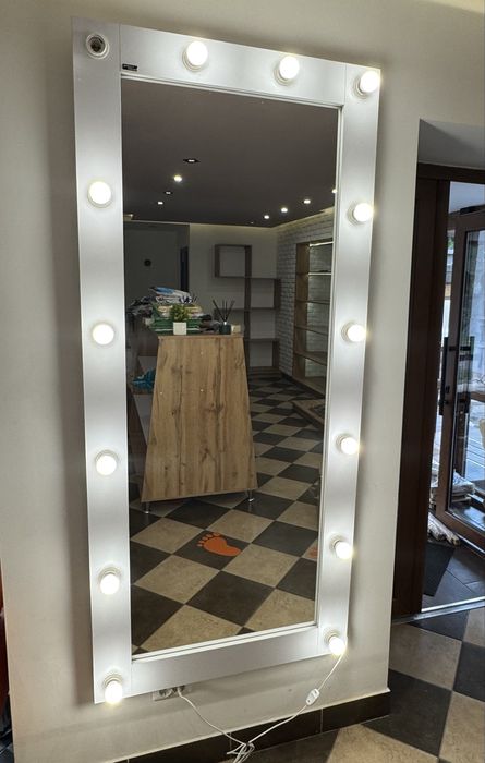Велике гримерне дзеркало з підсвіткою