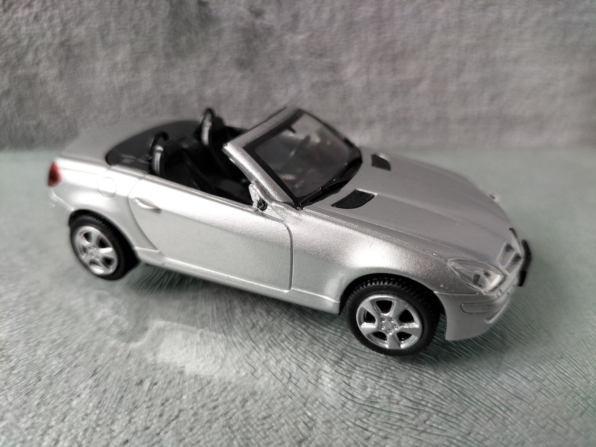 New Ray Mercedes-Benz SLK 350 Spider 2005 1:43 srebrny kolekcjonerski